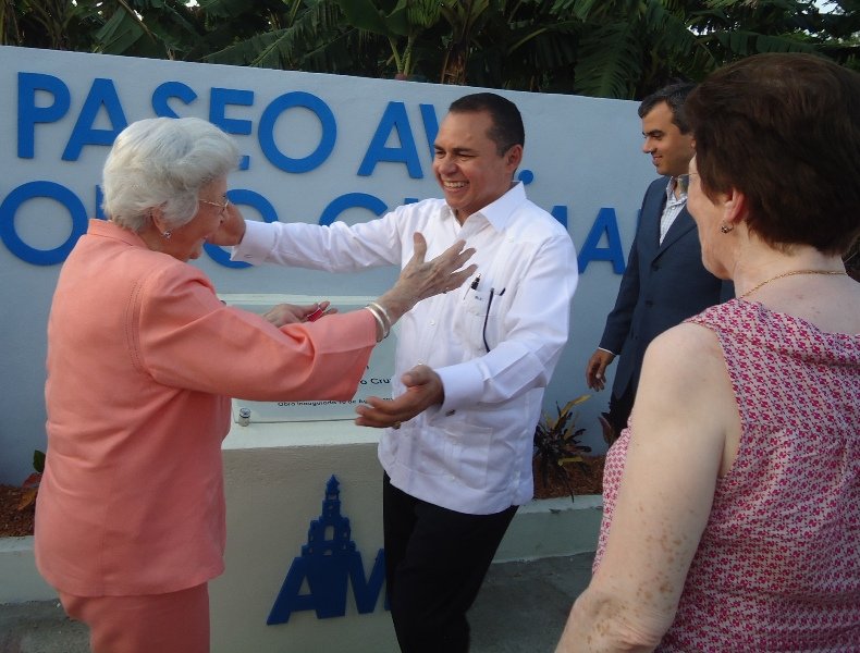 Alcalde y familiares en inauguración Paseo Presidente Don Antonio Guzmán